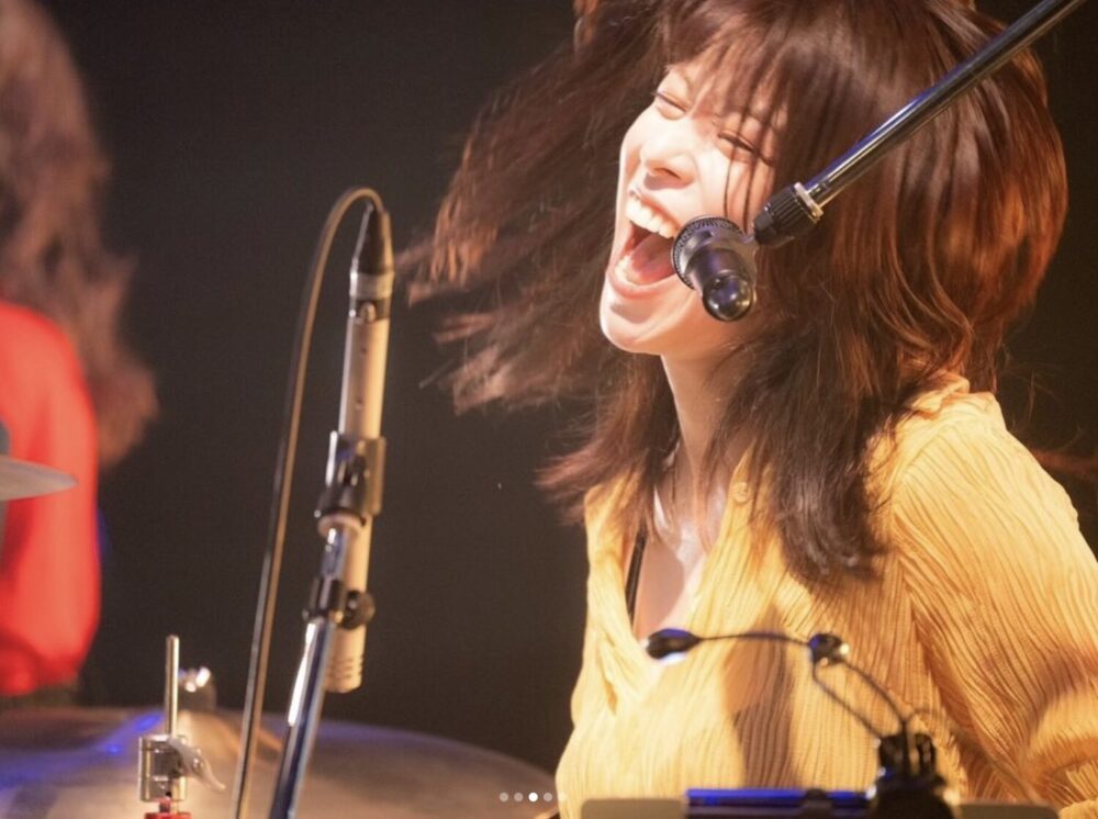 ゲスの極み乙女のドラマー(ほな・いこか)